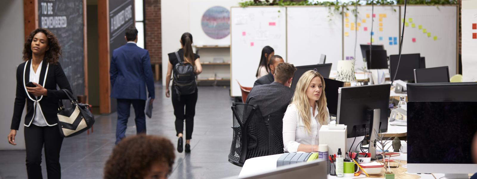 Ein urbanes Büro mit Menschen die bei der Arbeit sind
