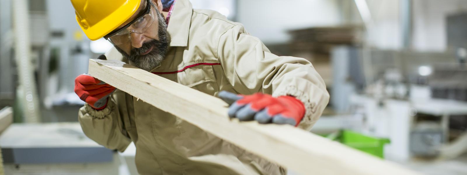 Ein Mann arbeitet mit einem Stück Holz